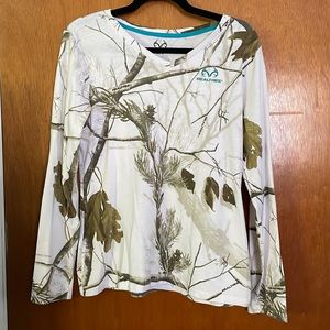 Realtree medium long sleeve shirt. White camo color.
